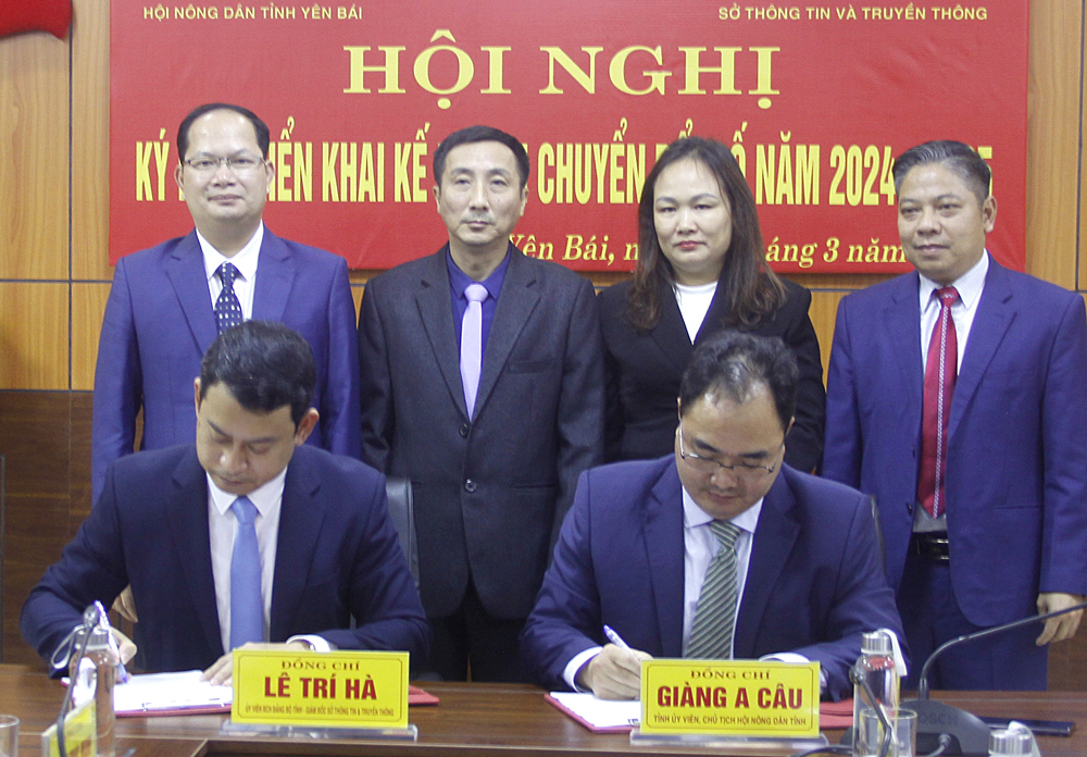 Lãnh đạo HND tỉnh và Sở TT&TT ký kết Kế hoạch phối hợp chuyển đổi số năm 2024 - 2025.
